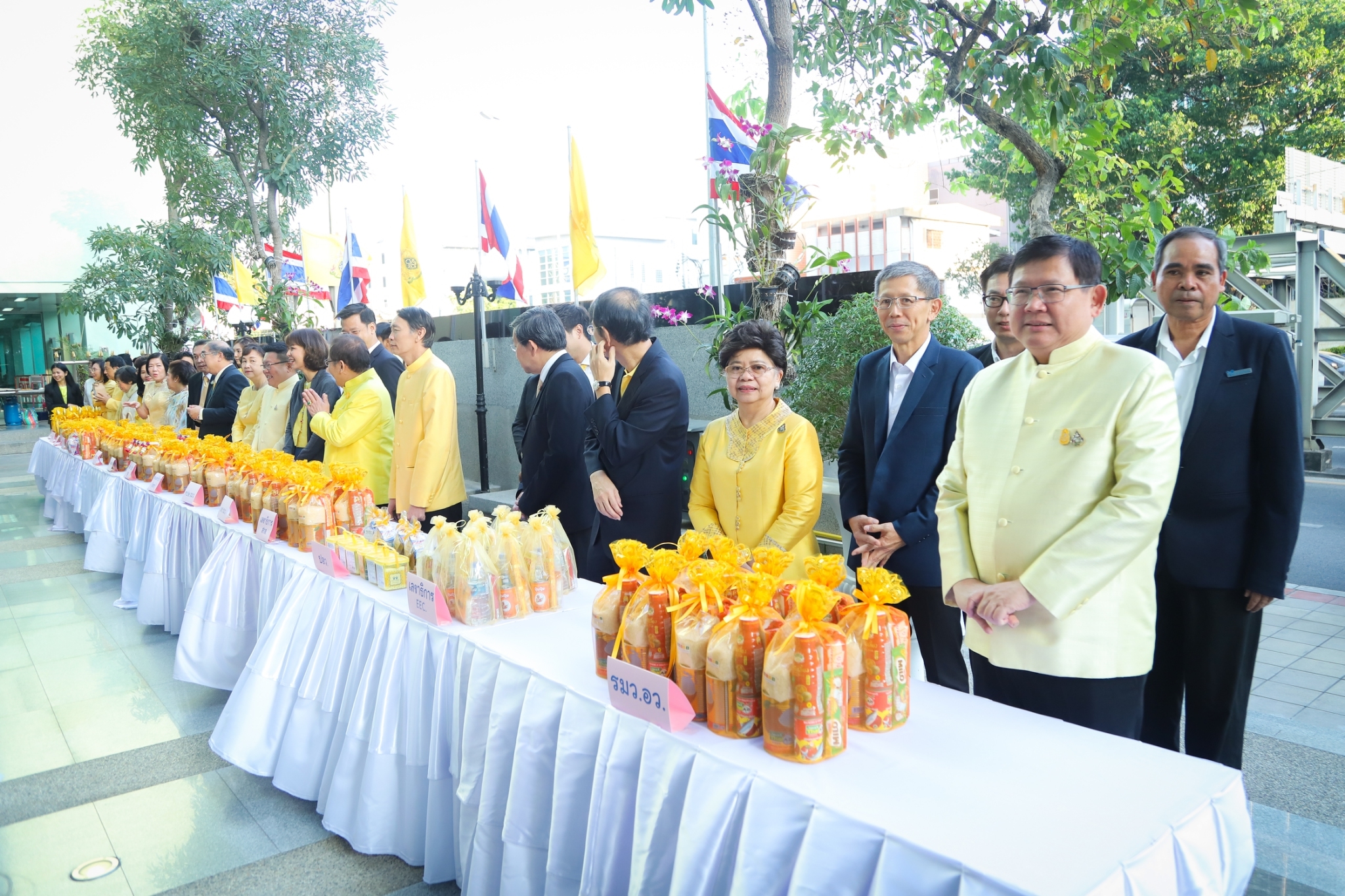 รมว.อว.ทำบุญตักบาตร 191204 0013