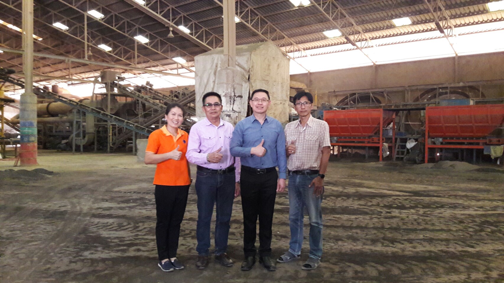 นายประยงค์ เยื่อแม้นพงศ์ ที่ 2 จากซ้าย และนายสายันต์ ตันพานิช ที่ 2 จากขวา