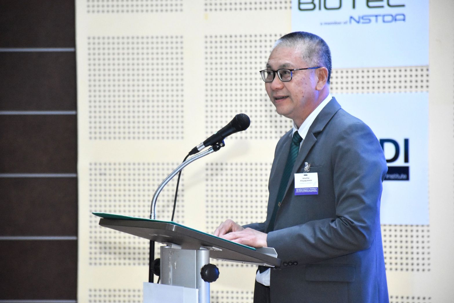 03 รศ.น.สพ.ดร.อนุชัย ภิญโญภูมิมินทร์ รองอธิกา 0