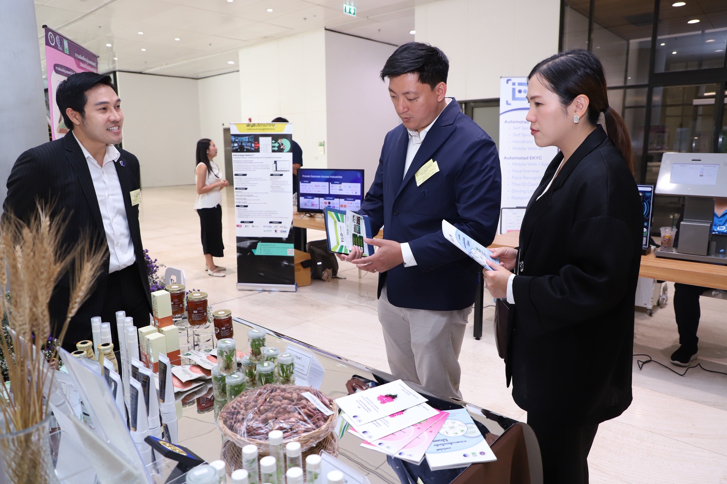 5 LINE ALBUM สตาร์ทอัพและการวิจัยเพื่อความมั่นคงข