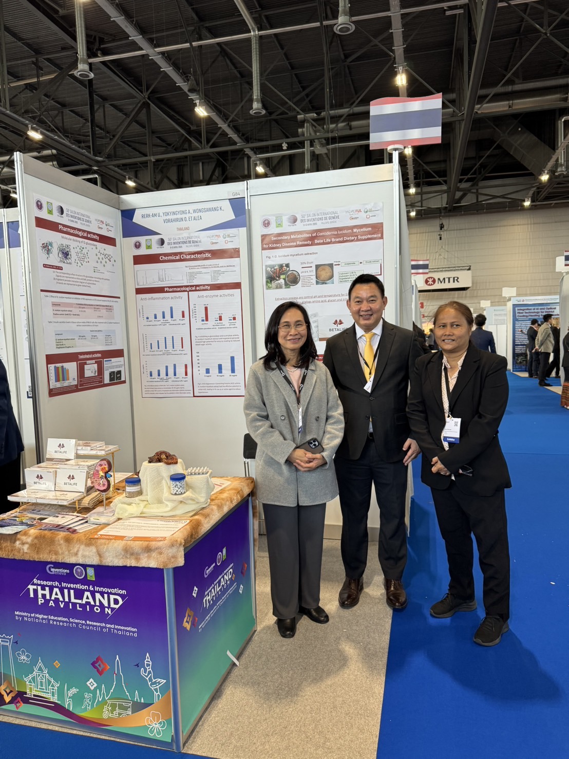 2 ผู้ว่าการ วว. กลาง ดร.ชุติมา ซ้าย นส.อุบล ขว