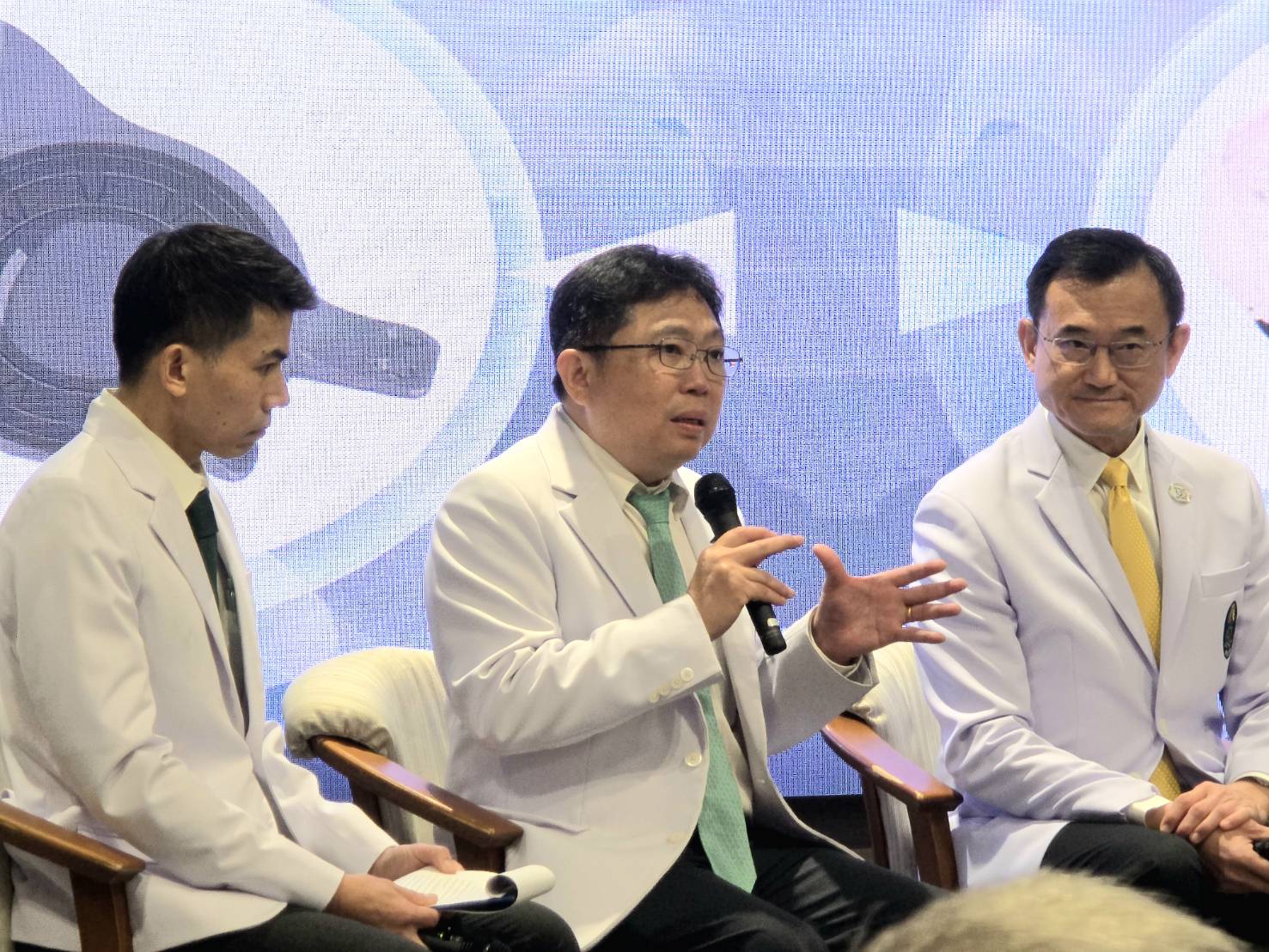 6 รศ. นพ.ธีระ กลลดาเรืองไกร ผู้อำนวยการศูนย์ก