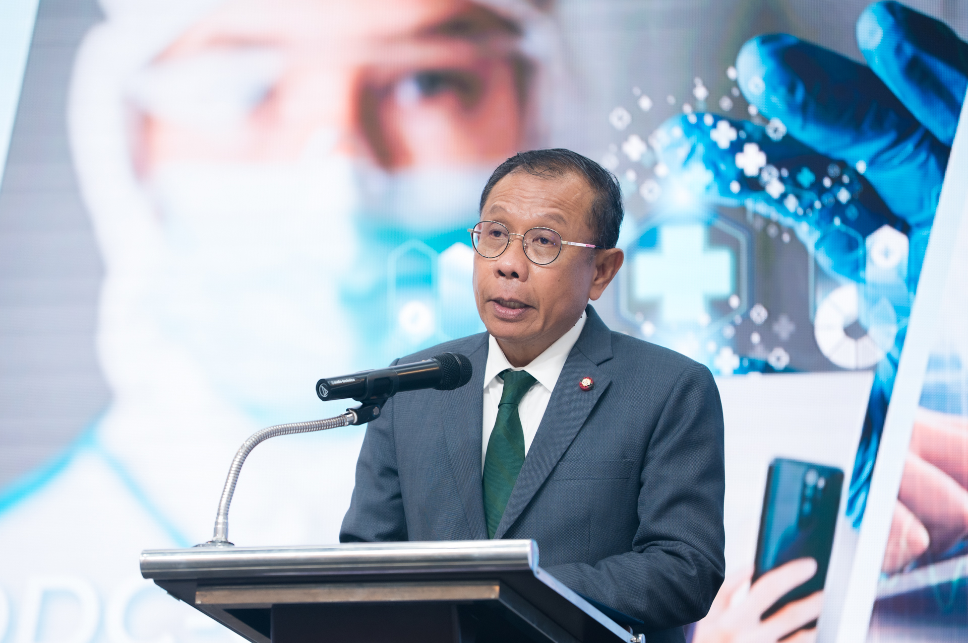 1.2 นายศุภชัย ใจสมุทร