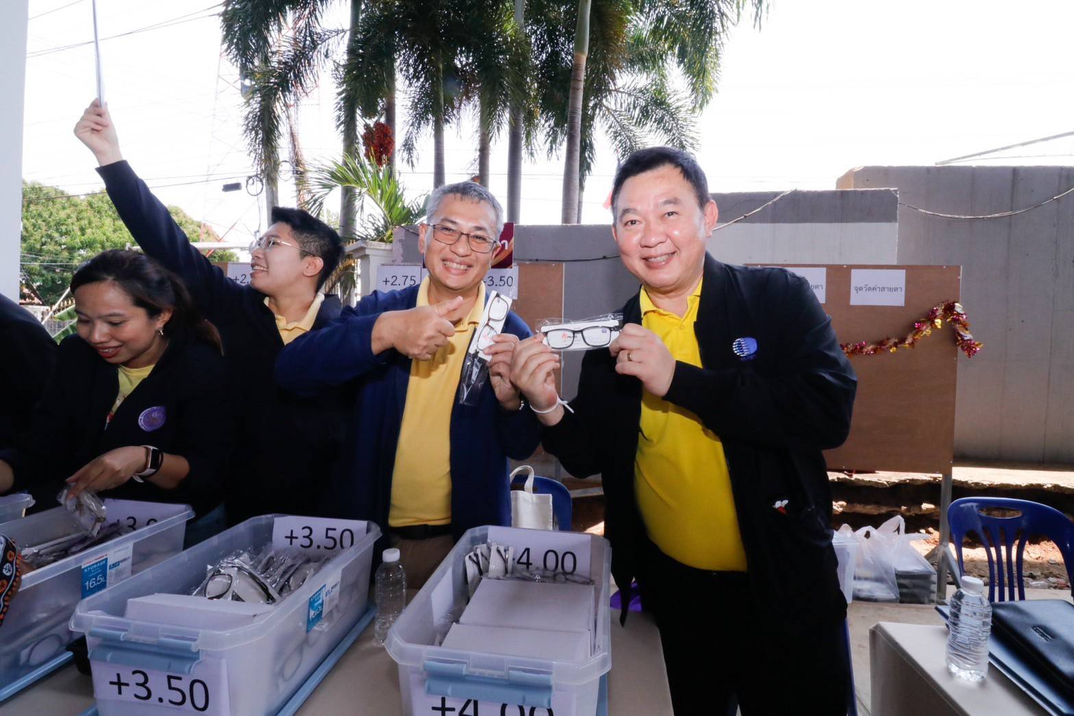 12 วว. มอบแว่นสายตา