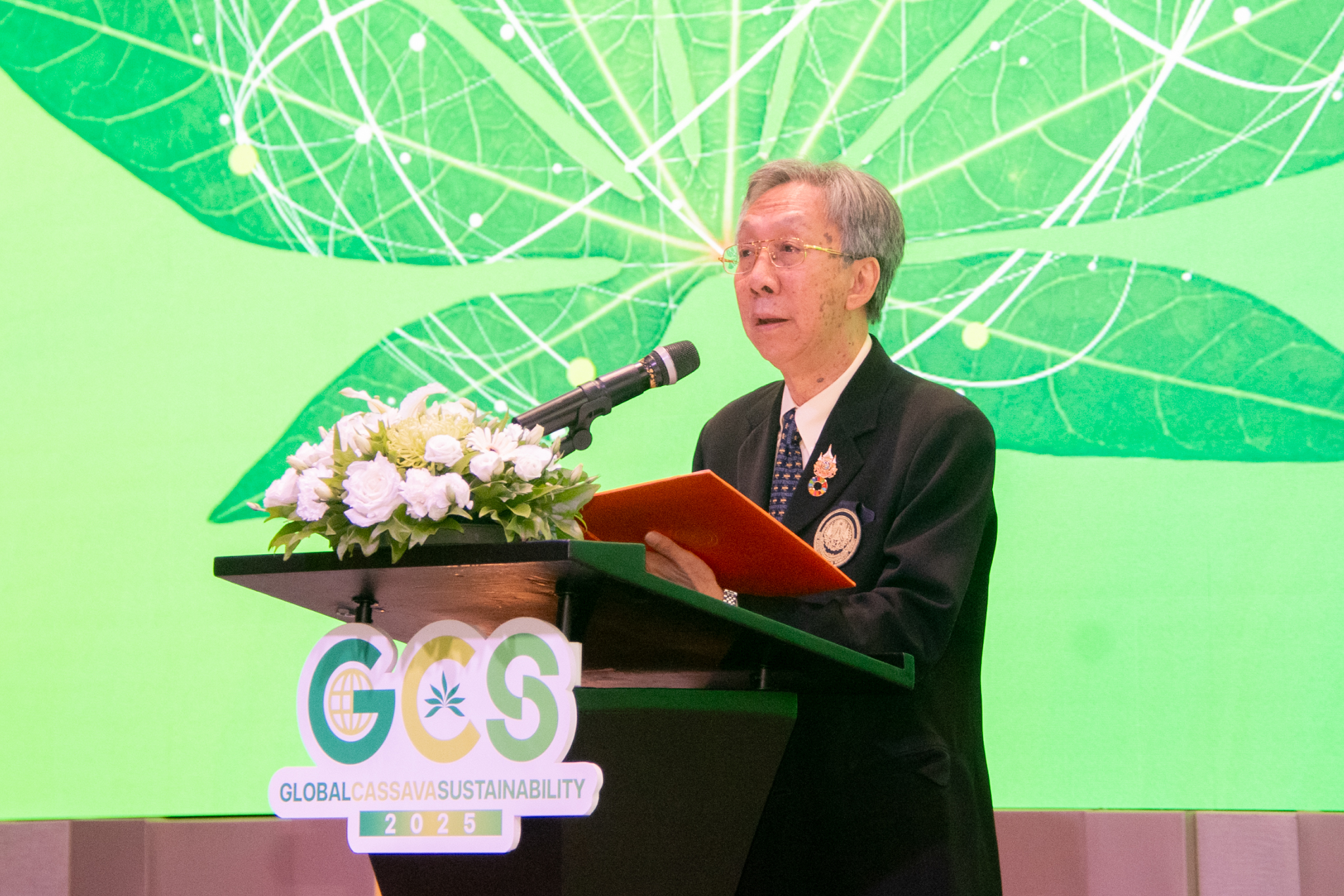 2 รศ.ดร.สุวิทย์ แซ่เตีย อธิการบดี มจธ