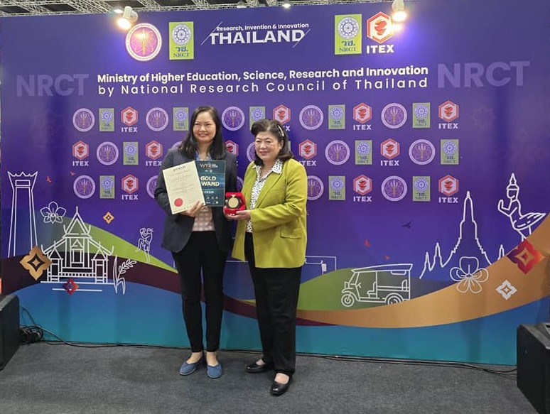 2 ดร.นารินทร์ ซ้าย ดร.วิภารัตน์ ดีอ่อง ผอ.วช.ข