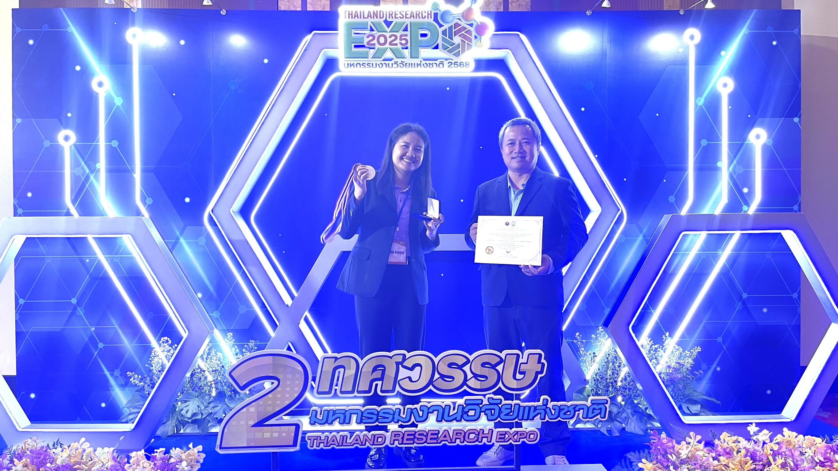 3 ผศ.ดร.สายัญ และนส.พรกมล 2