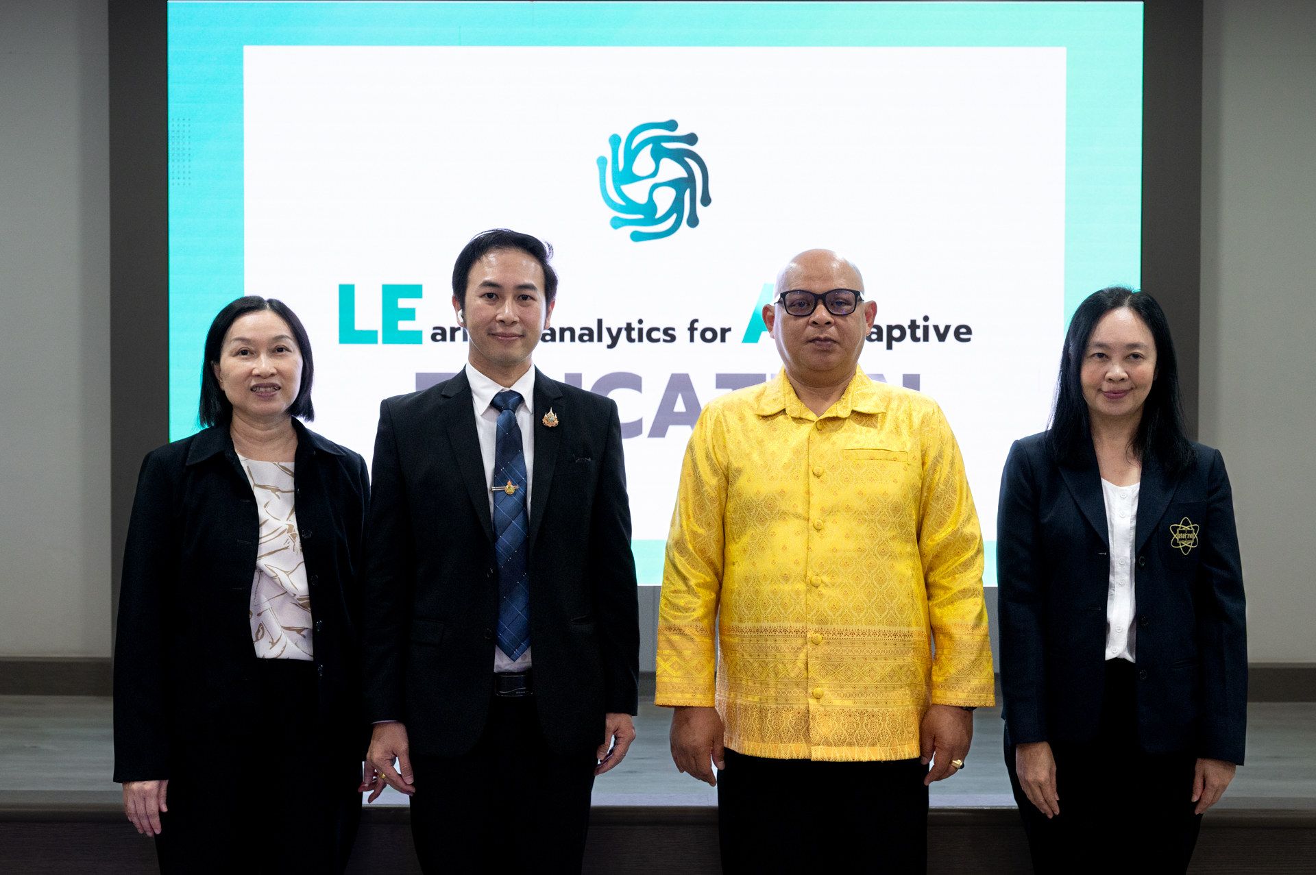 1 ภาพหมู่หน้าเวที 0