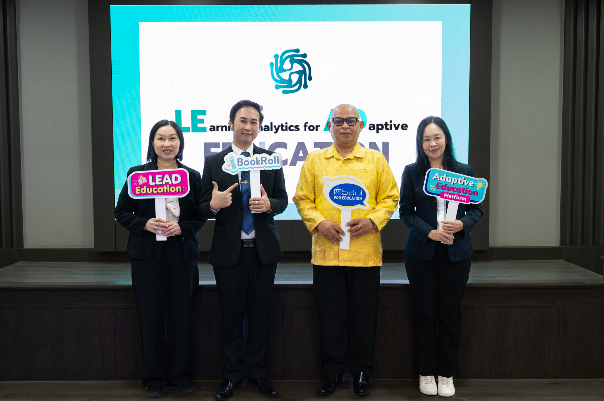 2 ภาพหมู่ 4 ท่านถือป้าย 0