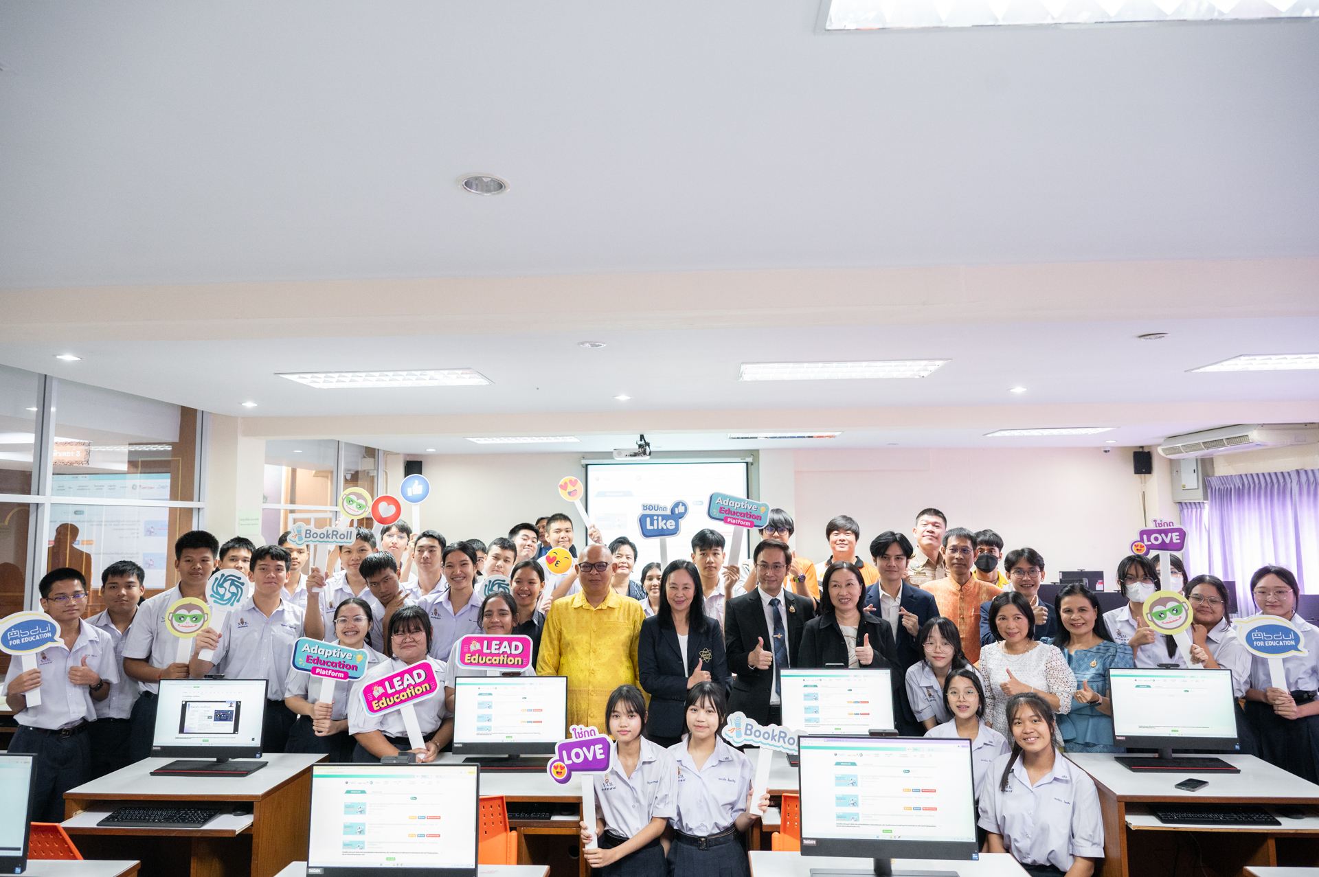 3 ภาพรวมหมู่อาจารย์ ผู้บริหาร นักเรียน