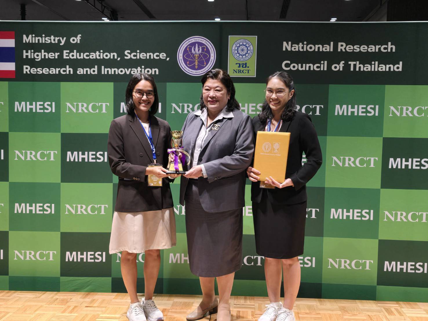 3 ศนอ. วว. รับรางวัลจากดร.วิภารัตน์ ดีอ่อง ผอ