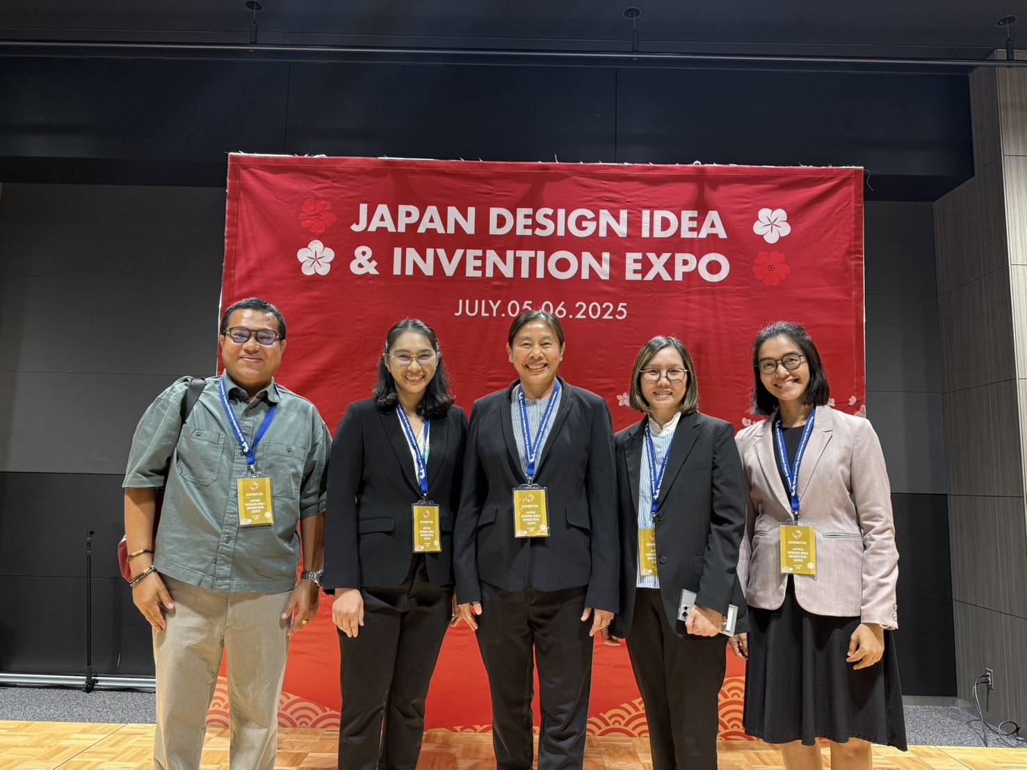 4 ทีม วว. จากซ้าย.ผศ.ดร.ณัฐพงค์ ดร.วราภรณ์ ดร.รจ