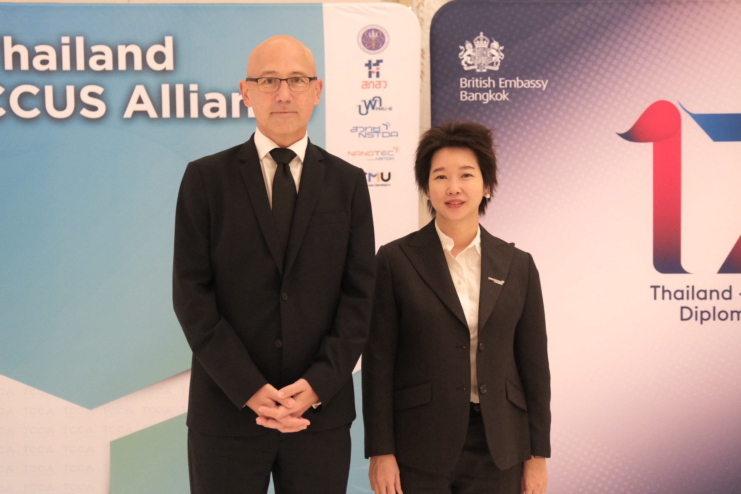 6ซ้าย นายมาร์ค ขวาดร. ภญ.อุรชา