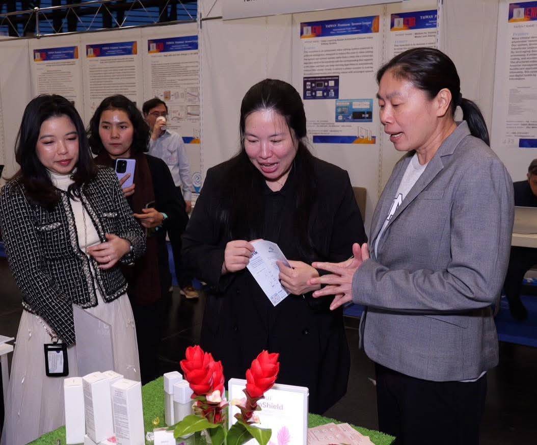 9 นางสาวกนกพร ควรคิด สูทดำล้วน