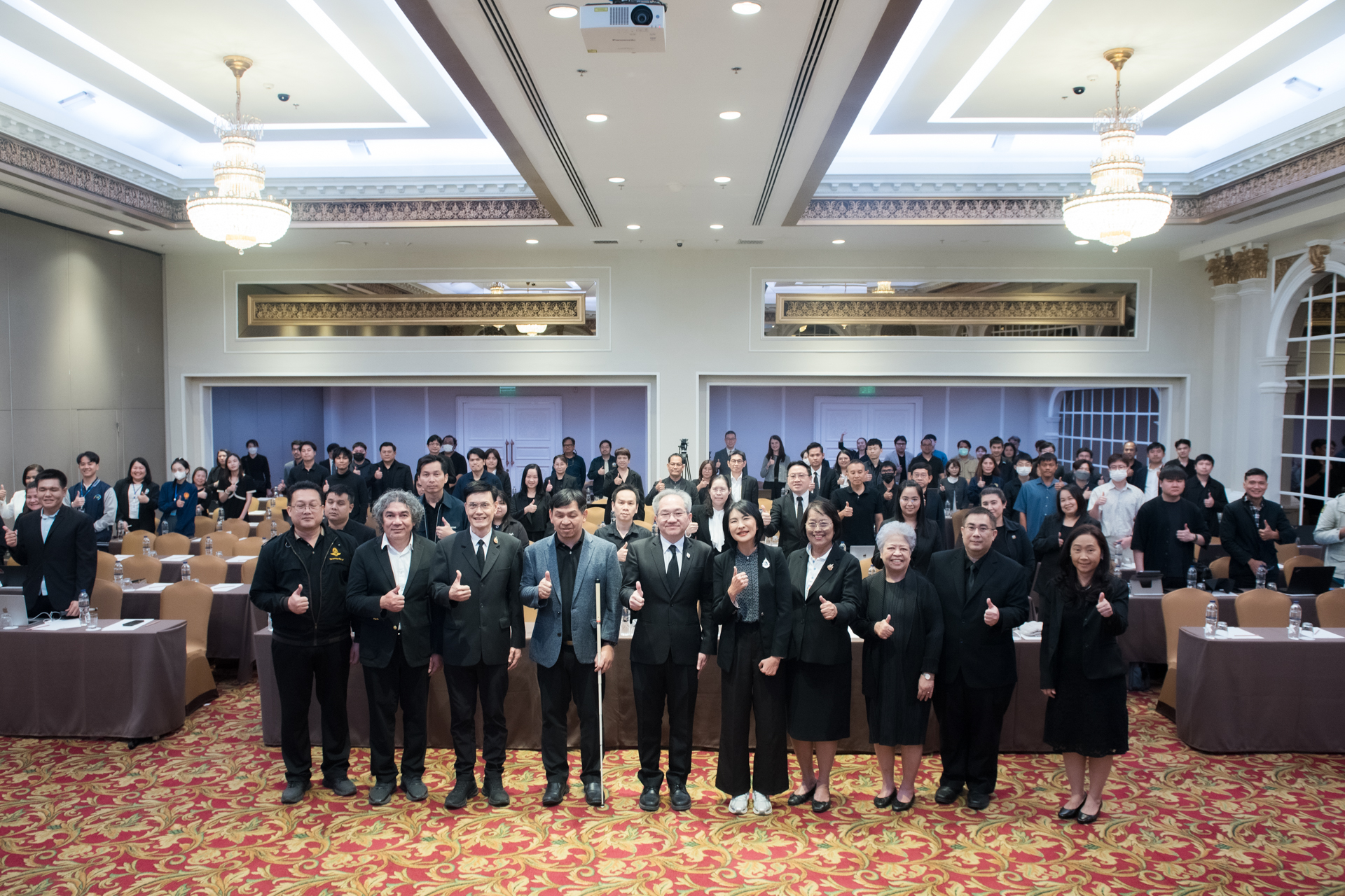 7ภาพหมู่พร้อมผู้ร่วมเสวนา