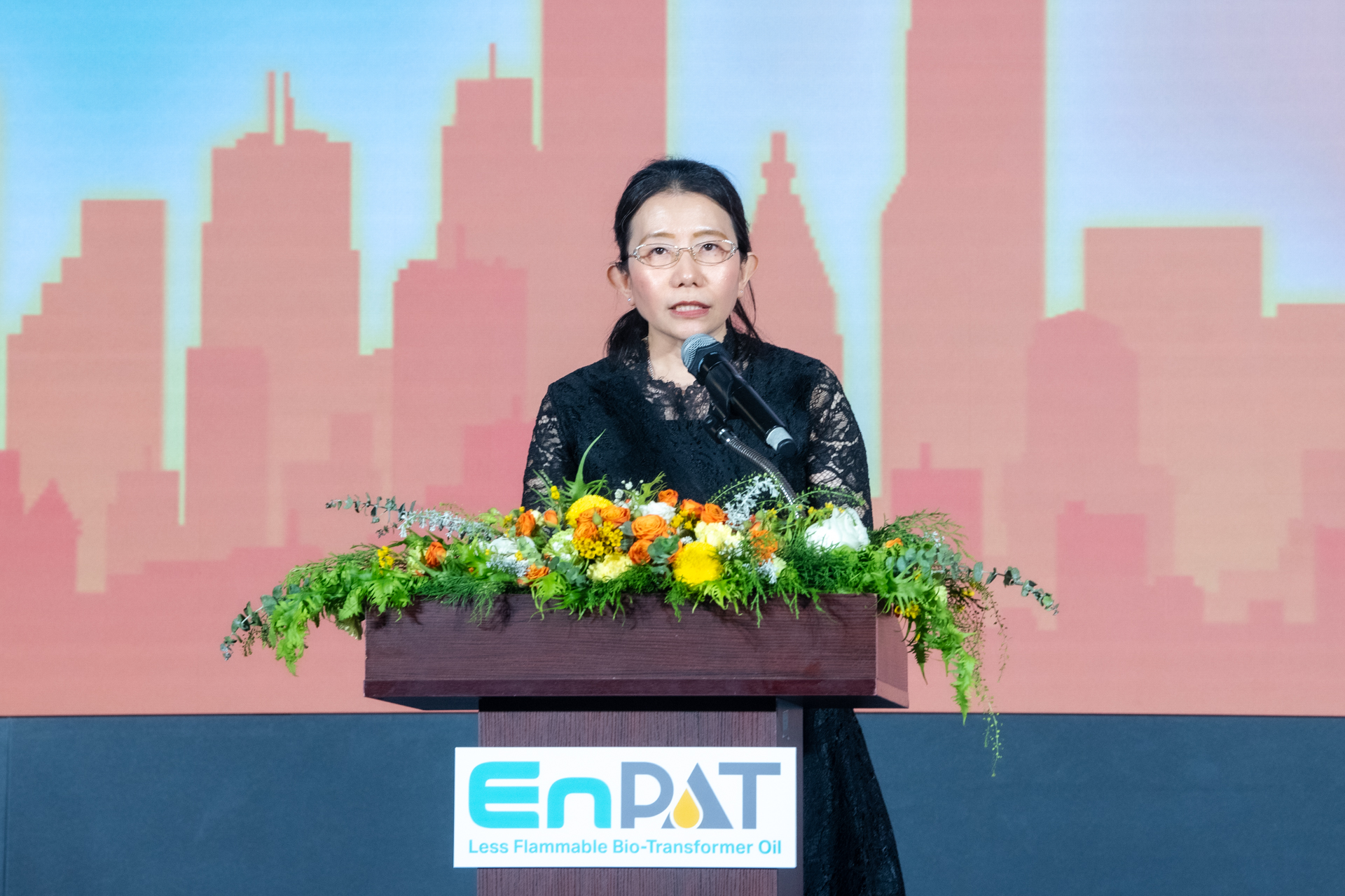 2ดร.สุมิตรา จรสโรจน์กุล ผู้อำนวยการศูนย์เท 0