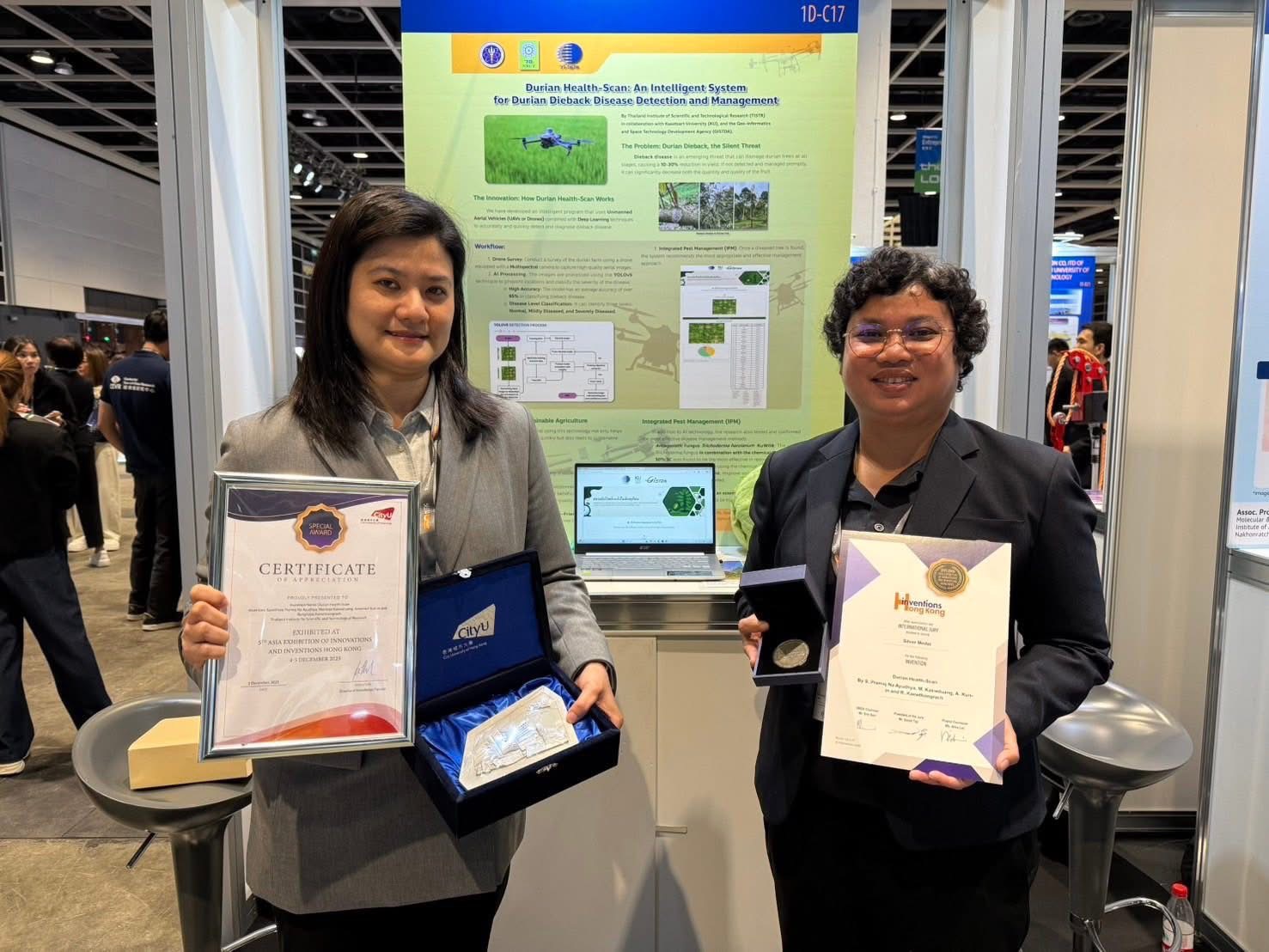 6ดร.สาวิตรี ซ้าย แลผศ.ดร.อมรศรี