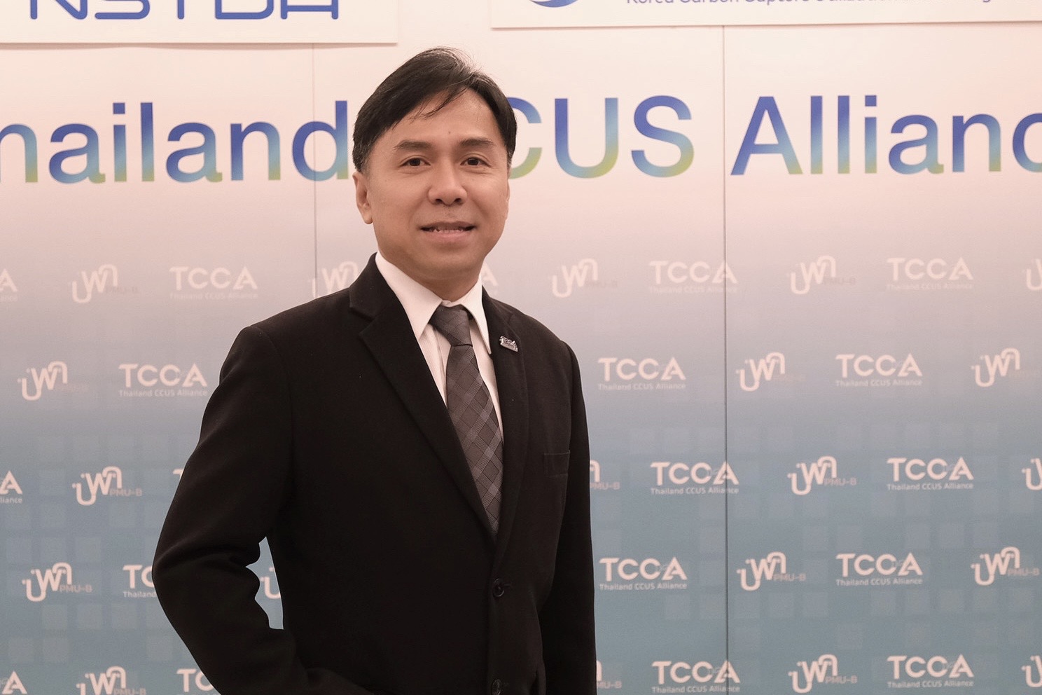 2 ดร.ขจรศักดิ์ เฟื่องนวกิจ