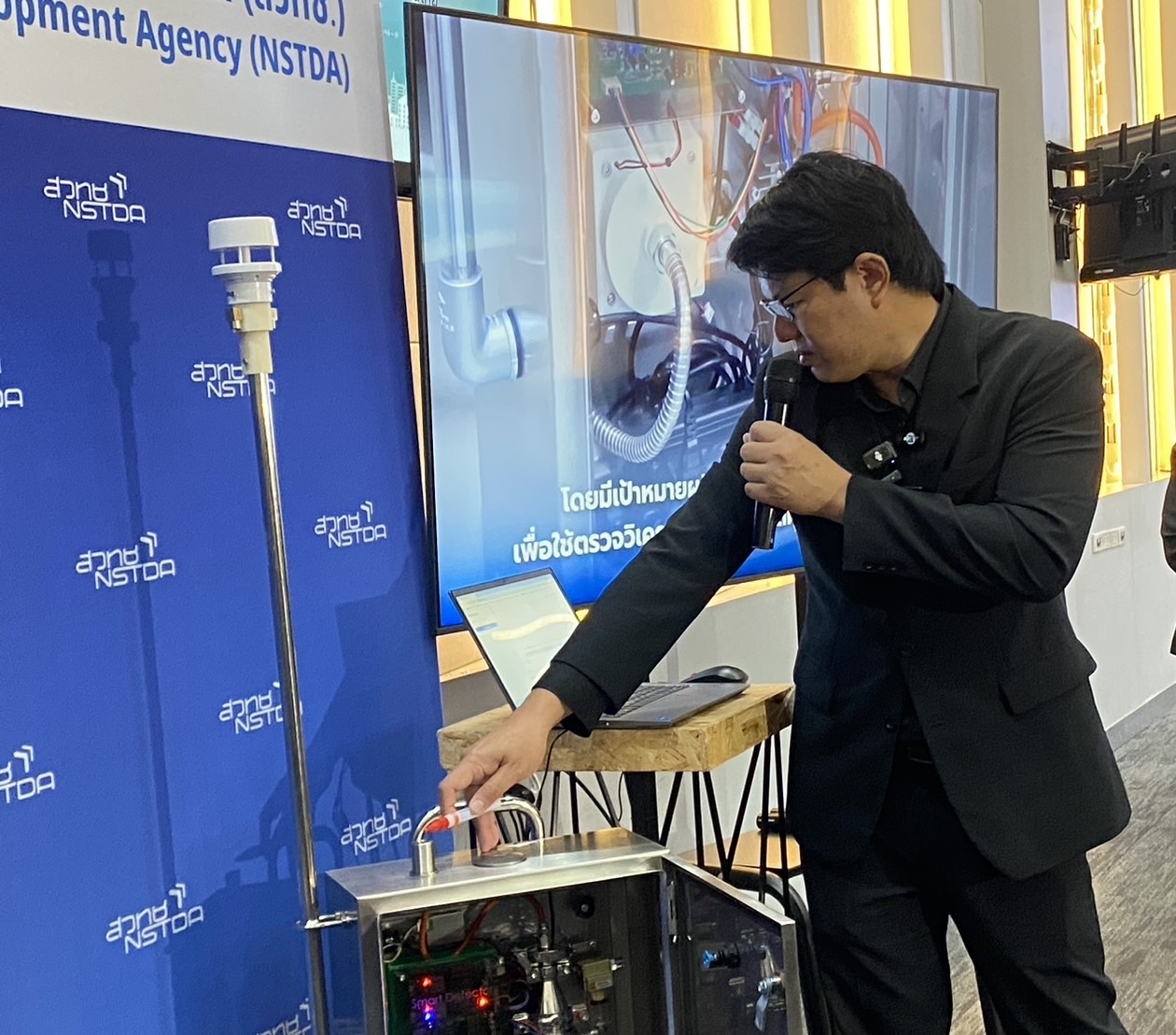 12 ดร.รุ่งโรจน์ สาธิต แสดงผลทางกราฟบนโนตบุค