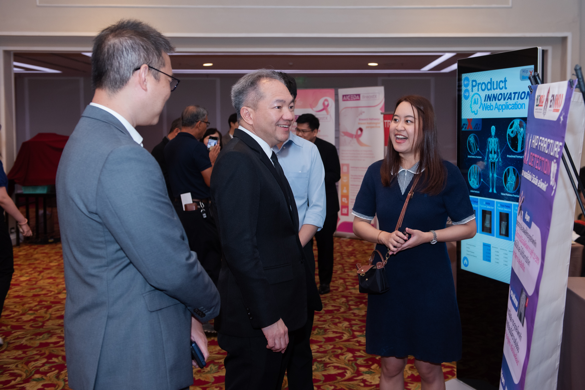 12เยี่ยมชมบูท 4