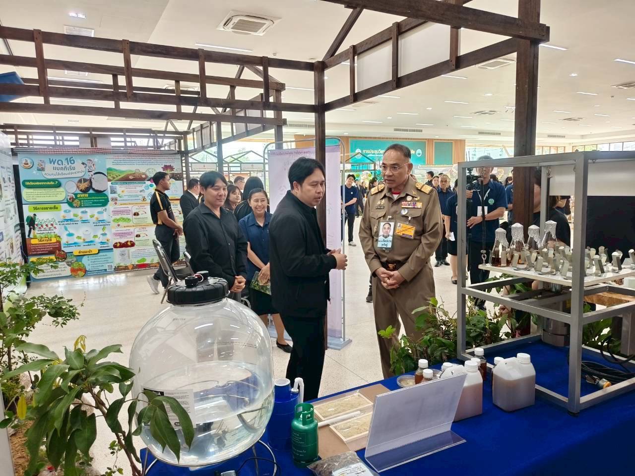 6 ผอ.มนตรีและคณะนำเสนอผลงานให้แก่องคมนตรี