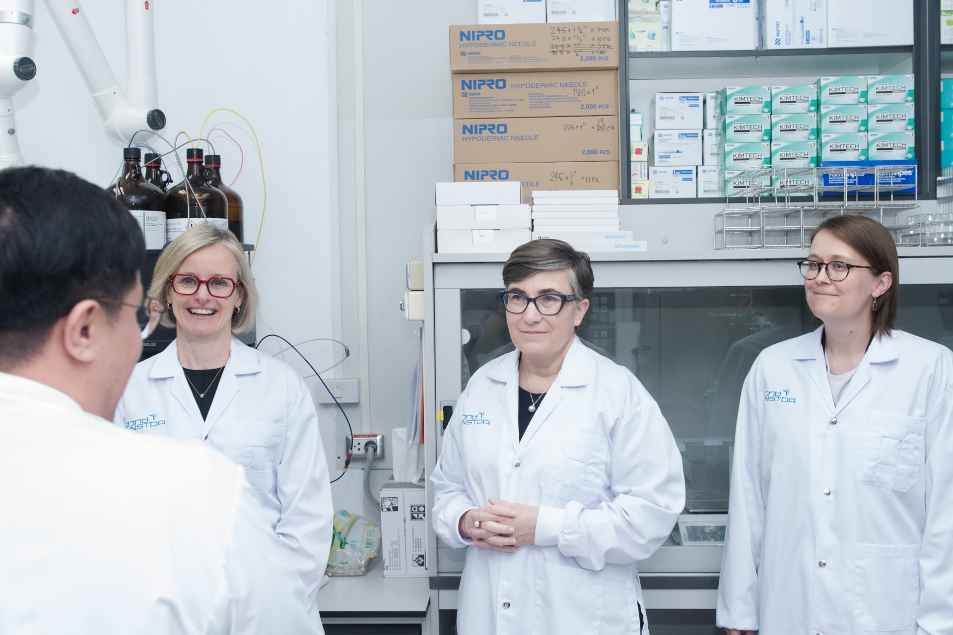 11 เยี่ยมชมห้องปฏิบัติการ 1 0