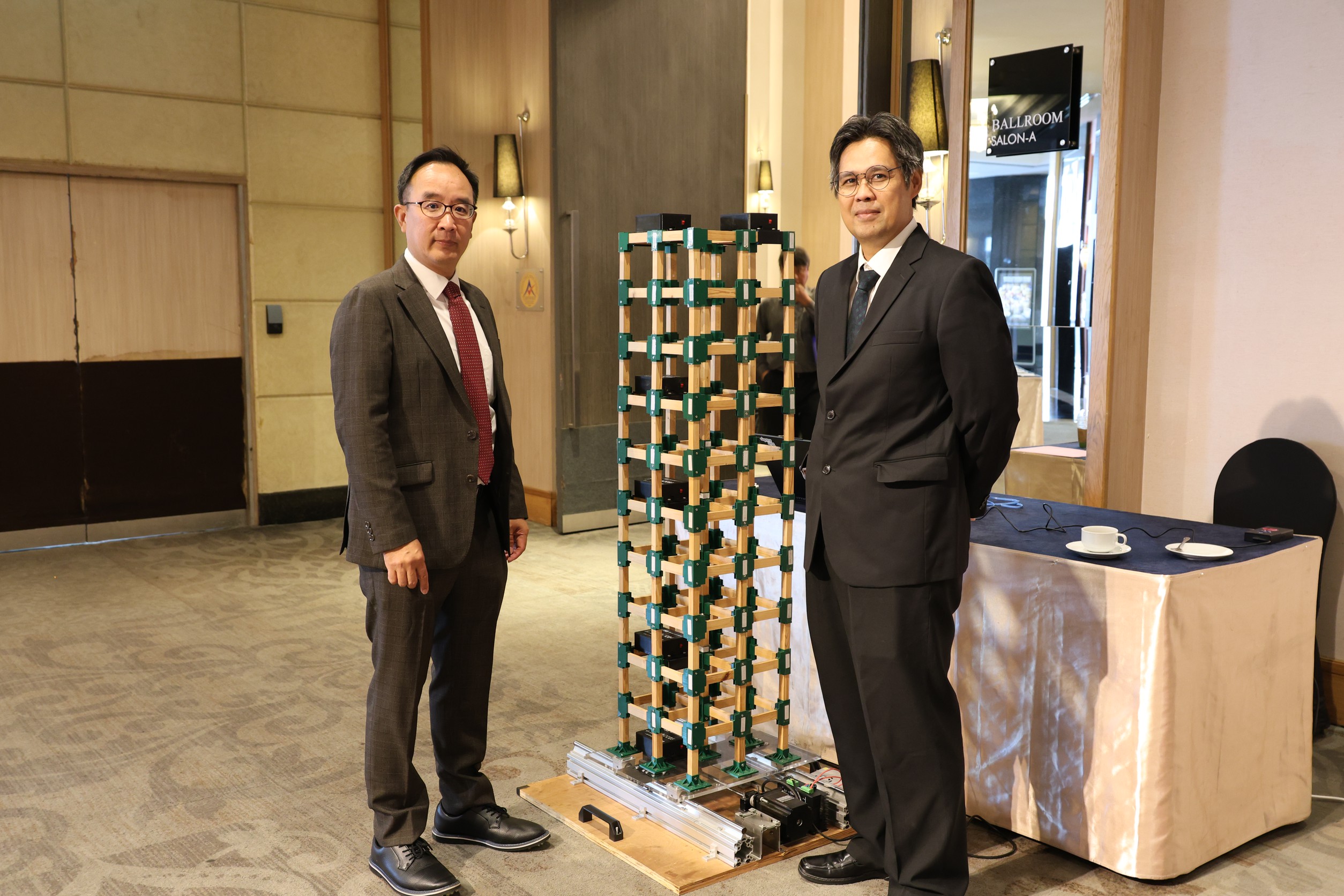 9 นักวิจัยผู้พัฒนาระบบตรวจวัดแผ่นดินไหว