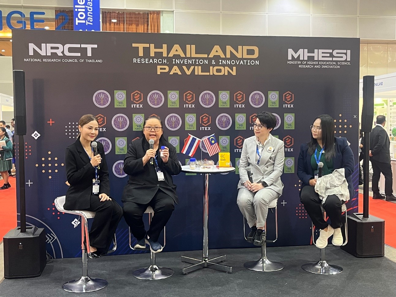 4 ดร.เรวดี ร่วมกิจกรรมสัมภาษณ์