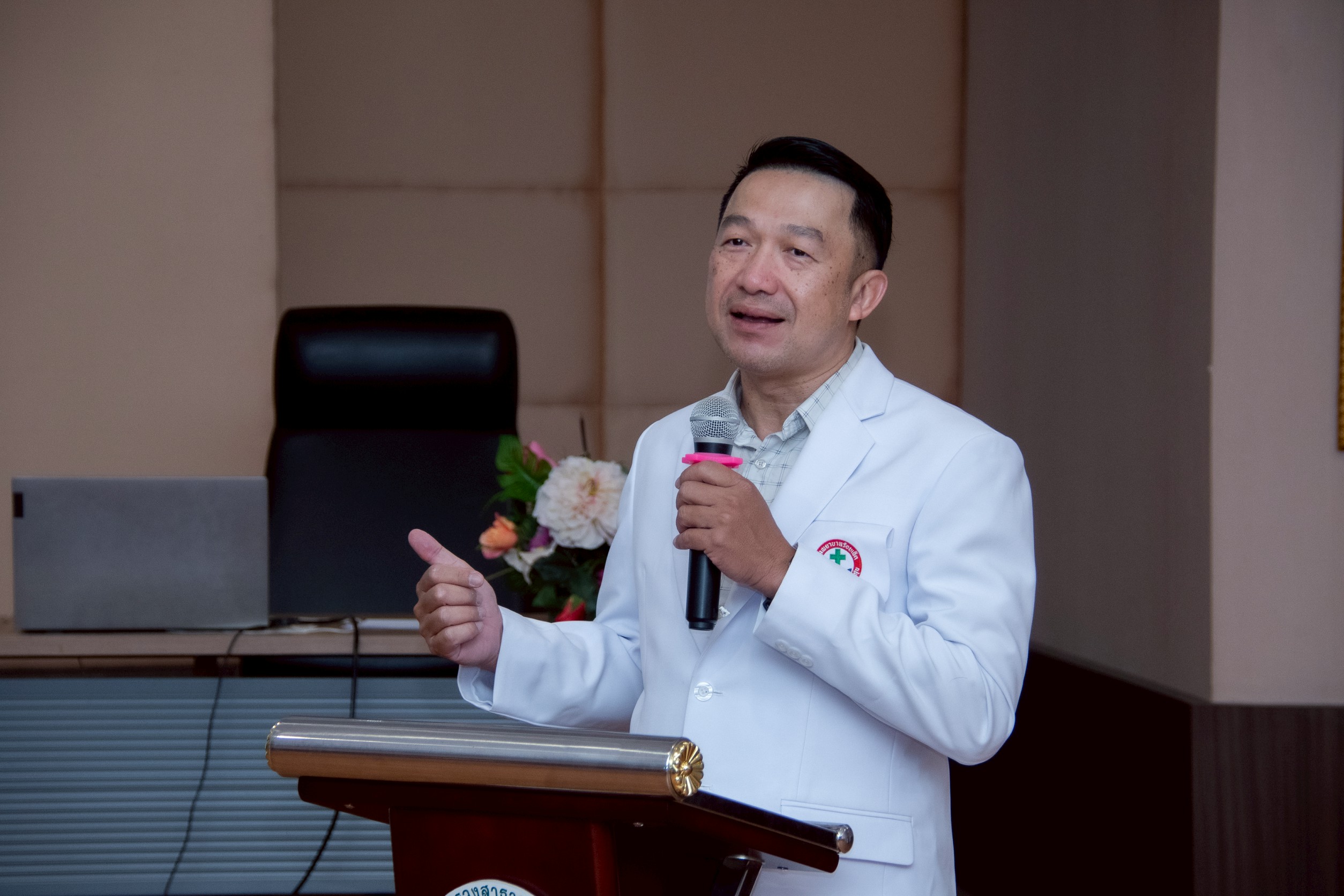 6 พ.ท.นพ.ฐมฤกษ์ แสงเงิน ผู้อำนวยการคลินิกวัณโ