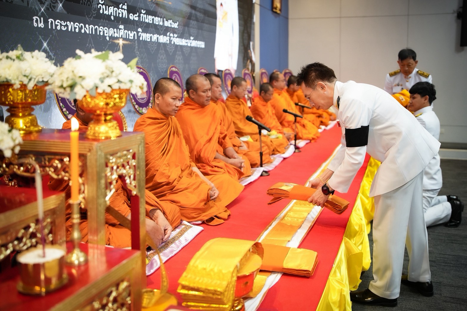 LINE_ALBUM_พิธีบำเพ็ญกุศลและทำบุญตักบาตร_100_วัน_อง_260918_35.jpg