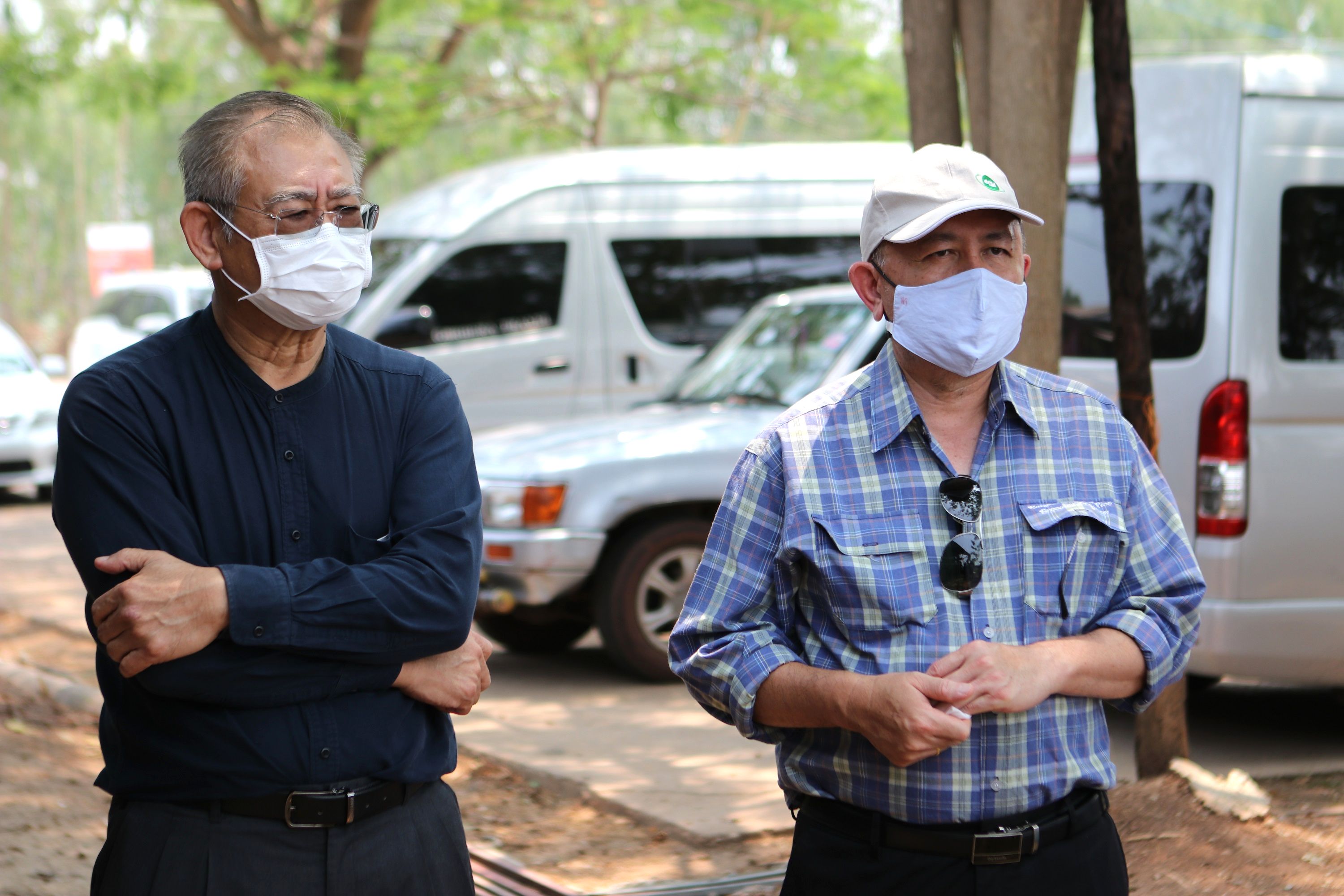 02 น.สพ.ยุคล ลิ้มแหลมทอง ซ้าย และ ดร.ธีรยุทธ ต