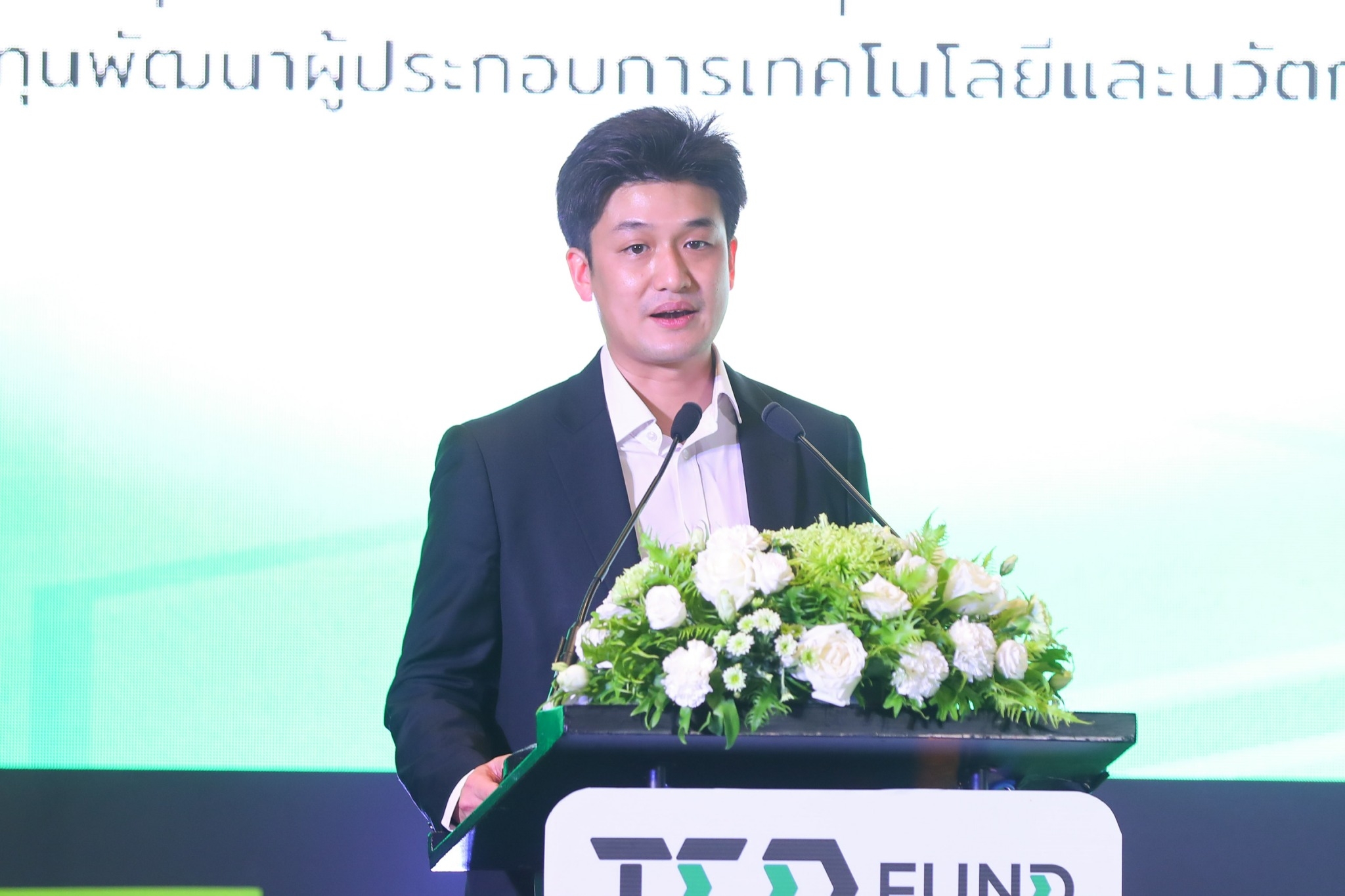 15DC521A B6DE 4C35 9C12 E2DAA8F16763