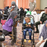 อว. ร่วม สธ. ส่งมอบรถเข็นและอุปกรณ์การแพทย์พระราชทาน ในพระนา ... Image 5