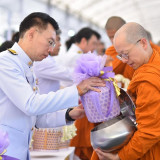 อว. ร่วมพิธีเจริญพระพุทธมนต์ ทำบุญตักบาตรถวายพระราชกุศล และล ... พารามิเตอร์รูปภาพ 1